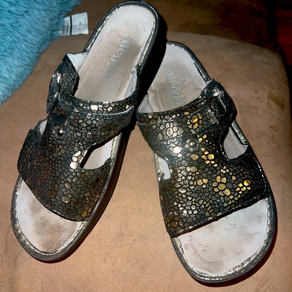 ALEGRIA PEG-780 Black Metallic Mosaic Floral Leather Sandal